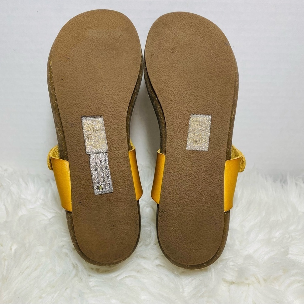 Blowfish Malibu Barro Mustard Faux Leather Thong Sandals Sz-7 - Picture 6 of 6